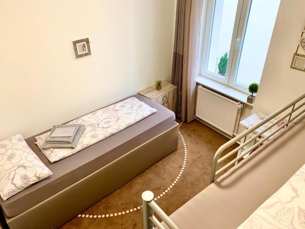 Single Bed 3-Bed Female Dormitory Room